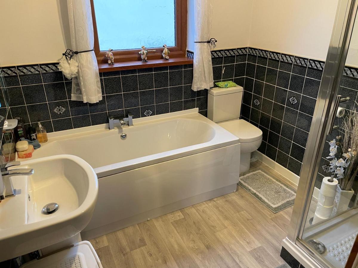 Dyffryn Taf - Spacious 3 Bedroom Bungalow Close To Amenities Сейнт Клиърс Екстериор снимка